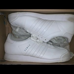 Tennis shoes